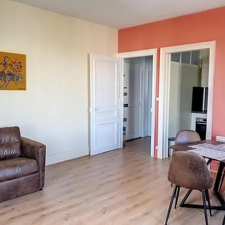 Spacieux 2 Pieces Renove - Confortable - Vue - 200 Metres Thermes